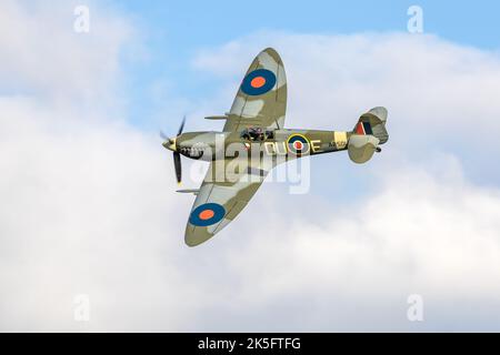 Supermarine Spitfire VC 'AR501' (G-AWII) wurde am 2.. Oktober 2022 auf der Race Day Airshow im Old Warden Aerodrome, Shuttleworth, in die Luft geworfen Stockfoto