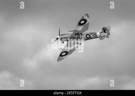 Supermarine Spitfire VC 'AR501' (G-AWII) wurde am 2.. Oktober 2022 auf der Race Day Airshow im Old Warden Aerodrome, Shuttleworth, in die Luft geworfen Stockfoto