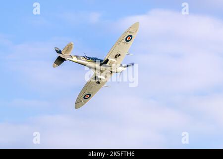 Supermarine Spitfire VC 'AR501' (G-AWII) wurde am 2.. Oktober 2022 auf der Race Day Airshow im Old Warden Aerodrome, Shuttleworth, in die Luft geworfen Stockfoto