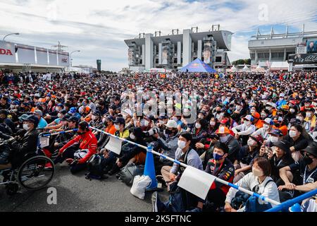 Suzuka, Japan. 08. Okt, 2022. Zuschauer, Fans, Fanzone, Menge, Foule, während des Formel 1 Honda Grand Prix von Japan 2022, 18. Runde der FIA Formel 1 Weltmeisterschaft 2022 vom 7. Bis 9. Oktober 2022 auf der Suzuka International Racing Course, in Suzuka, Präfektur Mie, Japan - Foto Antonin Vincent / DPPI Quelle: DPPI Media/Alamy Live News Stockfoto