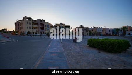 Abu TIG Marina in El Gouna, Ägypten Blick auf den Sonnenuntergang auf der Hauptstraße mit Cafés und Restaurants Stockfoto