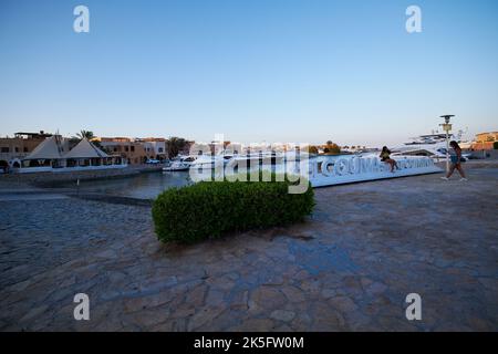 Abu TIG Marina in El Gouna, Hurghada, Red Sea Governorate, Ägypten Tageslichtansicht mit Hashtag El Gouna Stockfoto