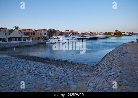 Abu TIG Marina in El Gouna, Hurghada, Governorate am Roten Meer, Ägypten, Sonnenuntergangsansicht mit Luxusyachten. Stockfoto