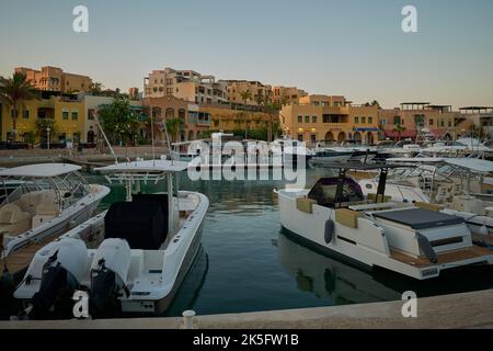 Abu TIG Marina in El Gouna, Hurghada, Governorate am Roten Meer, Ägypten, Sonnenuntergangsansicht mit Luxusyachten. Stockfoto