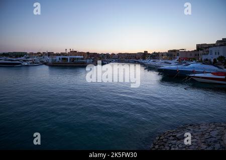Abu TIG Marina in El Gouna, Hurghada, Governorate am Roten Meer, Ägypten, Sonnenuntergangsansicht mit Luxusyachten. Stockfoto