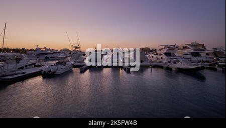 Abu TIG Marina in El Gouna, Hurghada, Governorate am Roten Meer, Ägypten, Sonnenuntergangsansicht mit Luxusyachten. Stockfoto