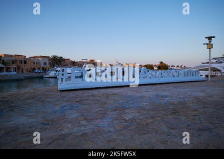 Abu TIG Marina in El Gouna, Hurghada, Red Sea Governorate, Ägypten Tageslichtansicht mit Hashtag El Gouna Stockfoto