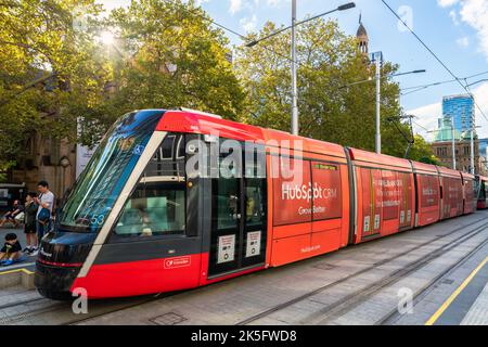 Sydney, NSW, Australien - 16. April 2022: Die Stadtbahn von Sydney hielt am Rathaus an, während man an einem Tag die George Street betrachtete Stockfoto