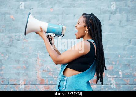 Megaphon Stimme, schwarze Frau und Aufmerksamkeit für Rede, Protest und laute Kommunikation. Freiheitsdemonstration, Lärm und Warnankündigungen kämpfen um das Geschlecht Stockfoto