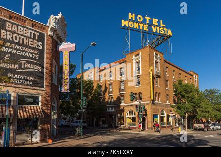 FLAGSTAFF, ARIZONA - 1. SEPTEMBER 2022: Das historische Hotel Monte Vista, erbaut 1927, in der Innenstadt von Flagstaff, AZ Stockfoto