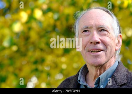 Cheltenham, Gloucestershire, Großbritannien – Samstag, 8.. Oktober 2022 – Ian McEwan, Autor, besucht das Cheltenham Literature Festival, um über sein neuestes Buch Lessons - The Festival zu sprechen, das bis Sonntag, den 16.. Oktober 2022 stattfindet. Foto Steven May / Alamy Live News Stockfoto