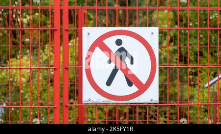 Geschlossene Zugangstür zur Baustelle eines Gebäudes, mit einem No-Entry-Schild. Stockfoto