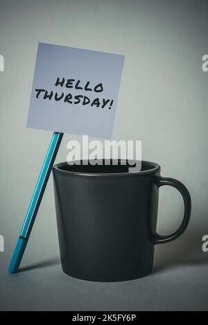 Handschrift Text Hallo Donnerstag. Ein Wort, das auf eine positive Botschaft geschrieben wurde, während der Vorbote des Freitags vorbeigeht Stockfoto