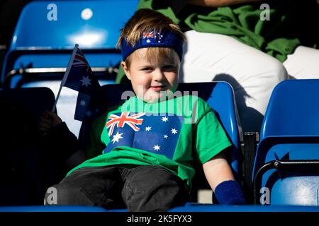 London, Großbritannien. 08. Oktober 2022. Junger Australien-Fan beim internationalen Freundschaftsspiel zwischen Australien und Südafrika auf Kingsmeadow in London, England. (Liam Asman/SPP) Quelle: SPP Sport Press Photo. /Alamy Live News Stockfoto