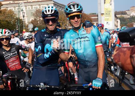 Vincenzo Nibali (Astana Qazaqstan Team) und Alejandro Valverde (Team Movistar) während des Giro di Lombardia , Street Cycling in Bergamo, Italien, Oktober 08 2022 Stockfoto