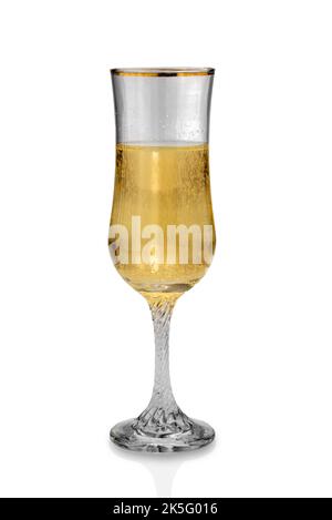 Flöte oder Kelch Trompetenglas mit Champagner oder Sekt isoliert auf weißem, schneidendem Pfad, Vintage-Glas mit Goldfaden Stockfoto