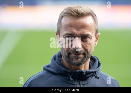 Braunschweig, Deutschland. 08. Oktober 2022. Fußball: 2. Bundesliga, Eintracht Braunschweig - FC St. Pauli, Matchday 11, Eintracht-Stadion. Braunschweiger Trainer Michael Schiele ist vor dem Spiel im Stadion. Quelle: Swen Pförtner/dpa - Nutzung nur nach schriftlichem Vereinbarung mit der dpa/Alamy Live News Stockfoto