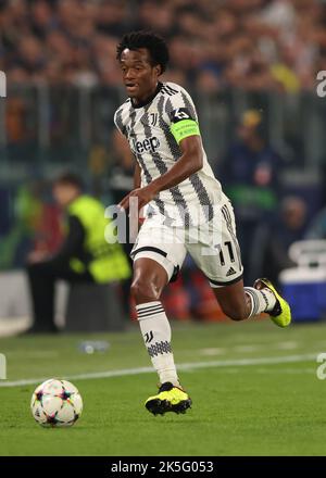 Turin, Italien, 5.. Oktober 2022. Juan Cuadrado von Juventus während des UEFA Champions League-Spiels im Allianz-Stadion in Turin. Bildnachweis sollte lauten: Jonathan Moscrop / Sportimage Stockfoto