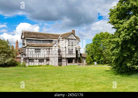 Außenansicht des Tudor Fachwerkhauses des National Trust House Little Moreton Hall CONGLETON Cheshire Stockfoto