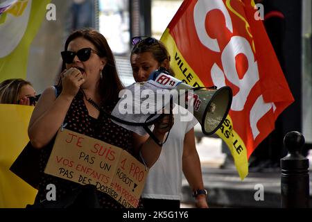 Während der Demonstration singt ein Protestler Parolen durch ein Megaphon. Mitarbeiter aus der frühen Kindheit demonstrierten in den Straßen von Marseille, um den Mangel an qualifizierten Fachkräften und das kürzlich erlassene Dekret zur Einstellung von nicht qualifizierten Personen zu verurteilen. (Foto von Gerard Bottino / SOPA Images/Sipa USA) Stockfoto