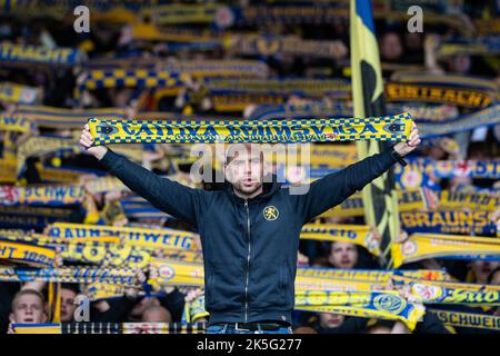 Braunschweig, Deutschland. 08. Oktober 2022. Fußball: 2. Bundesliga, Eintracht Braunschweig - FC St. Pauli, Matchday 11, Eintracht-Stadion. Eintracht Braunschweig-Fans zeigen ihre Tücher. Quelle: Swen Pförtner/dpa - Nutzung nur nach schriftlichem Vereinbarung mit der dpa/Alamy Live News Stockfoto