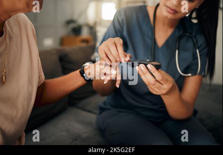 Diabetes, Krankenschwester und Glucometer mit Patienten zu Hause, die den Blutzuckerspiegel überprüfen. Gesundheits-, Gesundheits- und Medizintechnikfachkraft mit Blutzuckermessgerät bis Stockfoto
