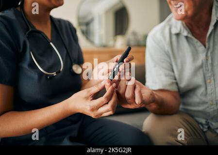 Bluttest, Arztkonsultation und Seniorenberatung mit Pflegefachkraft über Diabetes. Hände von älteren Menschen und Krankenhausmitarbeitern Stockfoto