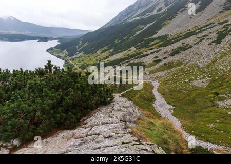 Eine sehr beeindruckende Aussicht auf die polnische Tatra mit vielen Felsen mit einem unglaublich schönen türkisfarbenen See mitten in den Bergen mit dem RE Stockfoto