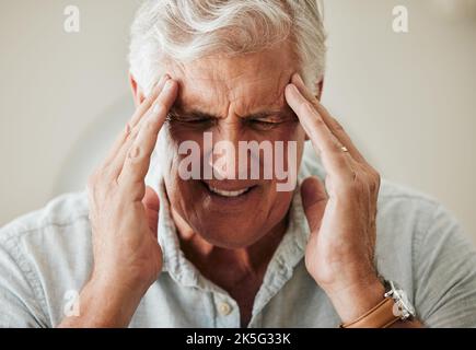 Älterer Mann, der unter Kopfschmerzen, Schmerzen durch Stress und schmerzhafter Kopfmigräne leidet. Ältere Menschen, die Gefahr für psychische Probleme wie Angst und Stockfoto