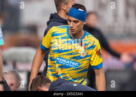 Braunschweig, Deutschland. 08. Oktober 2022. Fußball: 2. Bundesliga, Eintracht Braunschweig - FC St. Pauli, Matchday 11, Eintracht-Stadion. Das Trikot des Braunschweiger Filip Benkovic ist blutverschmiert. Quelle: Swen Pförtner/dpa - Nutzung nur nach schriftlichem Vereinbarung mit der dpa/Alamy Live News Stockfoto