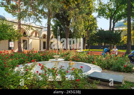 ISTANBUL, TÜRKEI - 11. SEPTEMBER 2017: Dies ist der Garten mit einem Brunnen im dritten Innenhof des Topkapi-Palastes. Stockfoto