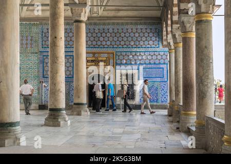 ISTAMBUL, TÜRKEI - 11. SEPTEMBER 2017: Dies ist der Säulensaal und der Beschneidungsraum im vierten Innenhof des Topkapi-Palastes. Stockfoto