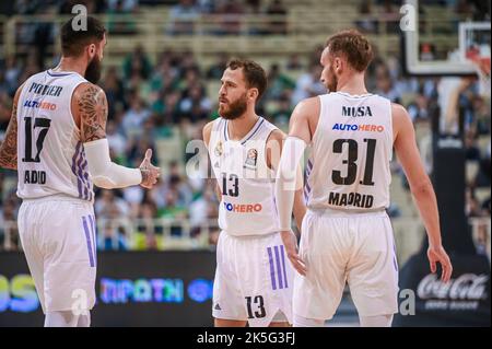 Athen, Lombardei, Griechenland. 6. Oktober 2022. 13 SERGIO RODRIGUEZ von Real Madrid mit 17 VINCENT POIRIER und 31 DZANAN MUSA in Aktion während des Euroleague Basketball-Spiels der Turkish Airlines zwischen Panathinaikos Athens BC und Real Madrid am 6. Oktober 2022 in der OAKA ALTION Arena in Athen, Griechenland. (Bild: © Stefanos Kyriazis/ZUMA Press Wire) Stockfoto