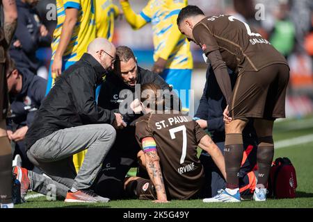 Braunschweig, Deutschland. 08. Oktober 2022. Fußball: 2. Bundesliga, Eintracht Braunschweig - FC St. Pauli, Matchday 11, Eintracht-Stadion. Jackson Irvine von St. Pauli wird behandelt. Quelle: Swen Pförtner/dpa - Nutzung nur nach schriftlichem Vereinbarung mit der dpa/Alamy Live News Stockfoto