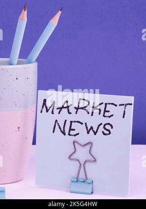 Schreiben mit Text Market News. Wort, das auf Nachrichteninhalten geschrieben wurde, um einen zielgerichteten Käufer über ein Produkt zu überzeugen Stockfoto