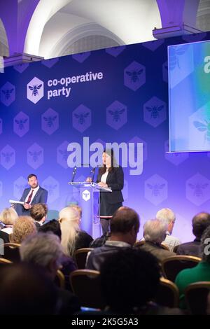 The Co-operative Party Conference 2022, Queens Hotel, Leeds, Yorkshire, England, VEREINIGTES KÖNIGREICH. 8. Oktober 2022. Lisa Nandy, Abgeordnete der Schattenministerin für Aufstocken, Wohnen und Gemeinschaften, spricht auf der Jahreskonferenz der Genossenschaftspartei. Quelle: Alan Beastall/Alamy Live News Stockfoto