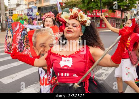 Goiânia, Goias, Brasilien – 28. September 2022: Eine Frau in roten Kleidern tanzt auf der Straße. Eine Performance zugunsten des Präsidenten Lula Stockfoto