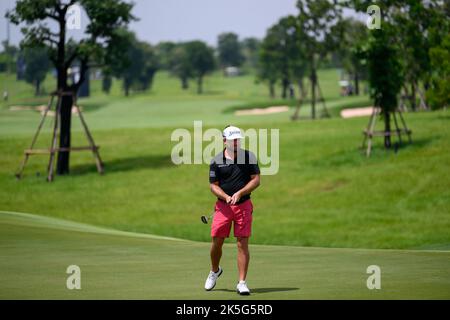 Graeme McDowell aus Nordirland puttet während der 2. Runde des LIV Golf Invitational Bangkok auf dem Stonehill Golf Course in Bangkok, THAILAND, auf Loch 7 Stockfoto