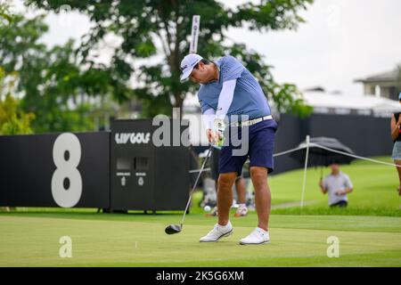 Sihwan Kim aus den USA schlägt bei Loch 8 während der 2. Runde des LIV Golf Invitational Bangkok auf dem Stonehill Golf Course in Bangkok, THAILAND, ab Stockfoto