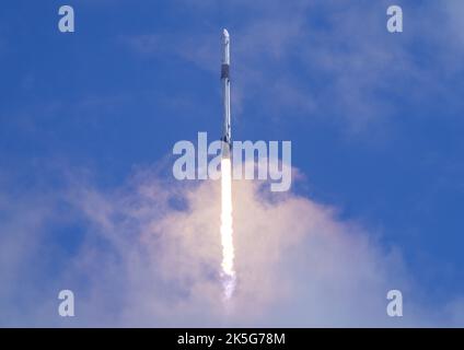 Kennedy Space Center, Usa. 05. Oktober 2022. Eine SpaceX Falcon 9 Rakete mit einer Crew-5 Dragon Kapsel auf der Oberseite fliegt durch die Wolken, nachdem sie am Mittwoch, den 5. Oktober 2022, vom Launchpad 39A im Kennedy Space Center, Florida, abgehoben wurde. Die NASA-Mission Crew-5 dockte am 6.. Oktober an die Internationale Raumstation an. An Bord sind die Missionskommandantine Astronaut Nicole Mann und der Pilot-Astronaut Josh Cassada sowie die Roskosmos-Kosmonauten Anna Kikina und die Astronautin Koichi Wakata der Japan Aerospace Exploration Agency. Foto von Pat Benic/UPI Credit: UPI/Alamy Live News Stockfoto