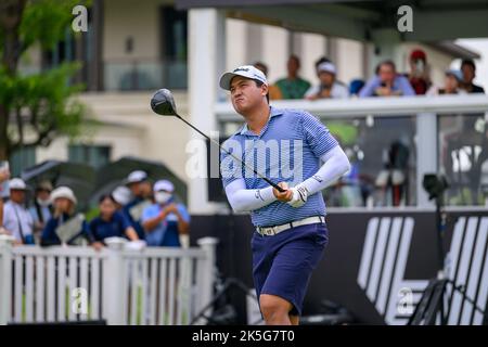 Sihwan Kim aus den USA schlägt bei Loch 10 während der 2. Runde des LIV Golf Invitational Bangkok auf dem Stonehill Golf Course in Bangkok, THAILAND, ab Stockfoto