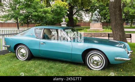 DEARBORN, MI/USA - 20. JUNI 2015: Ein 1962 Studebaker Avanti-Auto auf der Henry Ford (THF) Motor Muster Car Show, Greenfield Village, in der Nähe von Detroit. Stockfoto