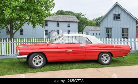 DEARBORN, MI/USA - 20. JUNI 2015: Ein 1962 Pontiac Catalina-Auto auf der Henry Ford (THF) Motor Muster Car Show, Greenfield Village, in der Nähe von Detroit. Stockfoto