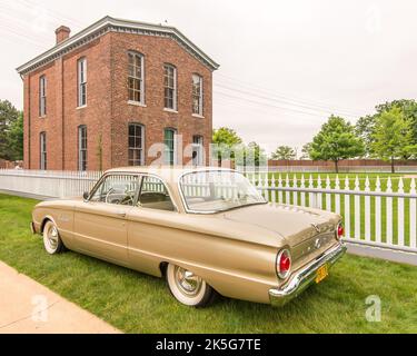 DEARBORN, MI/USA - 20. JUNI 2015: Ein Ford Falcon 1962 auf der Henry Ford (THF) Motor Muster Car Show, Greenfield Village, nahe Detroit, Michigan. Stockfoto