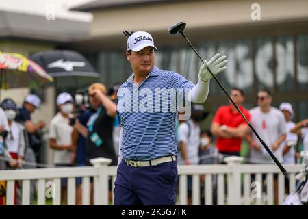 Sihwan Kim aus den USA schlägt bei Loch 10 während der 2. Runde des LIV Golf Invitational Bangkok auf dem Stonehill Golf Course in Bangkok, THAILAND, ab Stockfoto