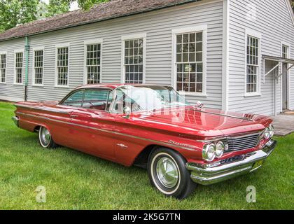 DEARBORN, MI/USA - 20. JUNI 2015: Ein Pontiac Bonneville-Auto aus dem Jahr 1960 auf der Henry Ford (THF) Motor Muster Car Show, Greenfield Village, nahe Detroit, Michi Stockfoto