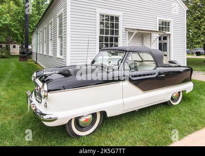 DEARBORN, MI/USA - 20. JUNI 2015: Ein 1960 AMC Metropolitan 560-Fahrzeug auf der Henry Ford (THF) Motor Muster Car Show, Greenfield Village, nahe Detroit, Mic Stockfoto