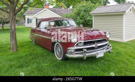 DEARBORN, MI/USA - 20. JUNI 2015: Ein 1954 Hudson Hornet-Auto auf der Henry Ford (THF) Motor Muster Car Show, Greenfield Village, nahe Detroit, Michigan. Stockfoto