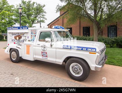 DEARBORN, MI/USA - 20. JUNI 2015: Ein Eiscreme-Truck mit gutem Humor auf der Henry Ford (THF) Motor Muster Car Show, Greenfield Village, nahe Detroit. Stockfoto