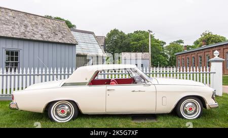 DEARBORN, MI/USA - 20. JUNI 2015: Ein 1962 Studebaker GT Hawk Auto auf der Henry Ford (THF) Motor Muster Car Show, Greenfield Village, nahe Detroit. Stockfoto